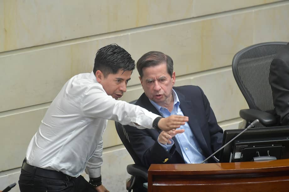 "Debemos ir mucho más lejos y avanzar, con responsabilidad fiscal, hacia un Estado de regiones, como lo sugerían visionarios como Fals Borda": Rodrigo Uprimny.