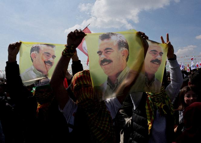 Des partisans du Parti de l’égalité et de la démocratie des peuples (DEM, gauche prokurde) brandissent des portraits du chef du Parti des travailleurs du Kurdistan (PKK), Abdullah Öcalan, lors de la fête de Norouz, à Istanbul, le 17 mars 2024.