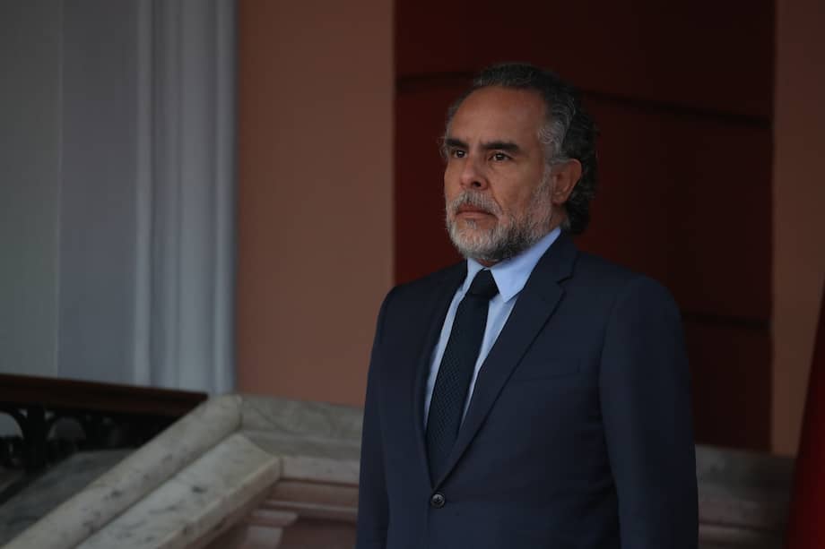 "Se equivoca Benedetti si cree que puede lavar sus imborrables faltas amparado en el improvisado arrepentimiento con el que regresa al Gobierno que deshonró": Ramiro Bejarano Guzmán.