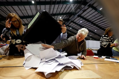 Trabajadores recuentan los votos electorales, este sábado en Dublín (Irlanda).
